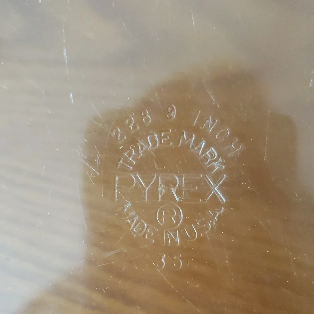 Vtg PYREX Scalloped Edge  Baking Dish With Transparent Glass - Size: 9
